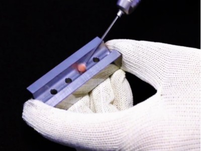 工件深孔内2mm交叉孔毛刺,150mm长锐必克研磨棒