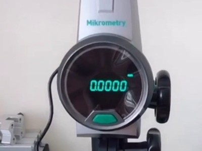<i style='color:red'>密克微测数字高度计</i>测试Kett涂层测厚仪，用的标准膜厚片