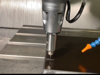 钢件钻0.5mm孔使用八万转高精度高速主轴满足加工要求