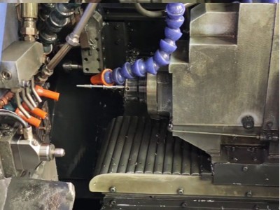 斯大走心机高频铣背轴加工：微米级精密加工