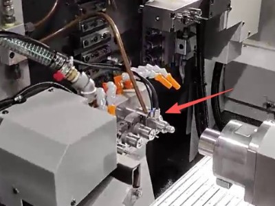 津上S205A走心机背轴钻0.12mm微孔，8万转高频铣线速度拉满