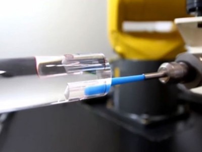 如何解决零件多个部位去毛刺导致频繁换刀的难题？