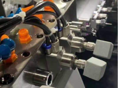 津上S205A走心机背轴钻孔，背轴加装2支8万转高频铣