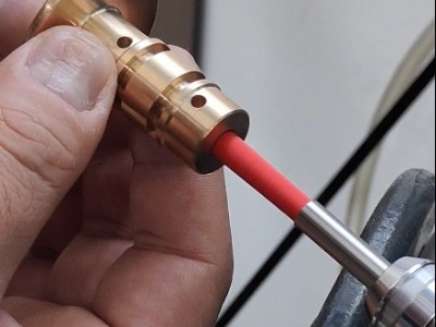 交叉孔毛刺不好去除？选择锐必克陶瓷纤维刷就够了