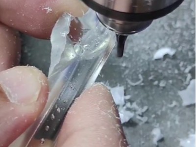 塑料件切1mm厚水口，RBZ30浮动主轴高速铣削