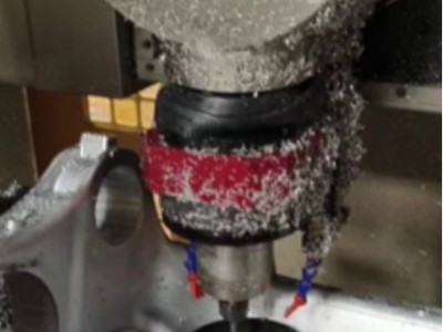 铝压铸件2mm边缘毛刺打磨平面，<i style='color:red'>rbz62浮动主轴</i>提高效率