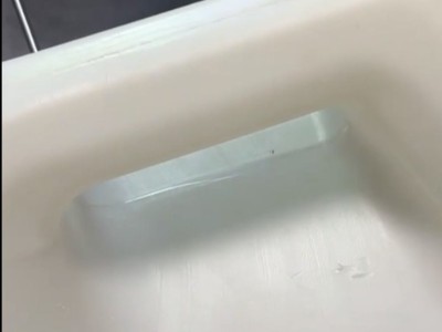 塑料玩具合模线硬刮易刮伤玩具表面，手工效率低不均匀 RBZ30浮动主轴搭载机械臂提高效率