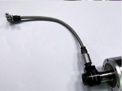 钢件钻小孔4X28mm深，大扭矩<i style='color:red'>rbz62电主轴</i>+中心出水螺帽