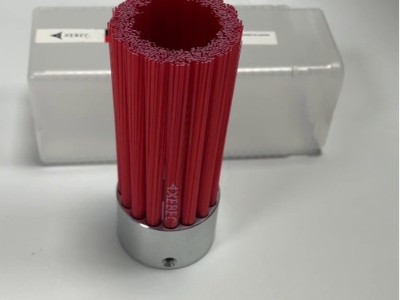 凸轮盖表面孔口毛刺，<i style='color:red'>锐必克表面研磨刷</i>