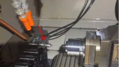 津上BO125走心机背轴紫铜0.5mm微孔加工，8万转法兰高频铣稳定实现1μm精度
