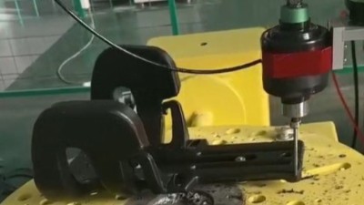注塑安全座椅飞边去除方案｜机械臂搭载<i style='color:red'>rbz-30双向浮动主轴</i>