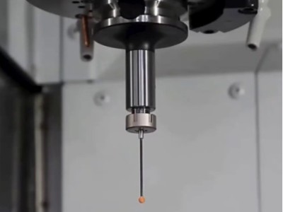 交叉内孔去翻边毛刺，用<i style='color:red'>锐必克陶瓷纤维研磨棒</i>，工件完美无暇